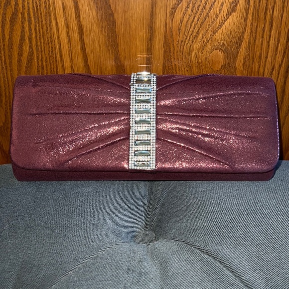 Jessica McClintock Clutch With Shoulder Strap - Picture 4 of 7
